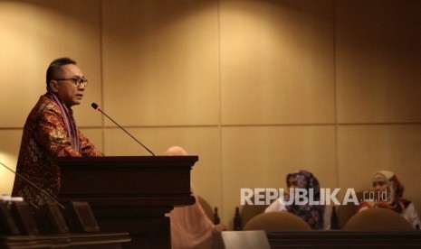 Ketua MPR Zulkifli Hasan menyampaikan pandangannya pada pembukaan acara sosialisasi empat pilar kepada organisasi Jong Pemuda Indonesia (JPI) di gedung MPR, Senayan, Jakarta, Rabu (26/10). 