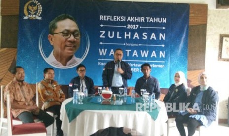 Ketua MPR Zulkifli Hasan menyampaikan persoalan bangsa dalam acara Refleksi Akhir Tahun 2017 bersama para wartawan di salah satu Resto kawasan Senayan, Jumat (29/12).