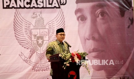 Ketua MPR Zulkifli Hasan menyampaikan pidato sambutannya saat menghadiri peringatan haul Presiden RI pertama, Soekarno, ke-47 sekaligus peluncuran buku karangan Ketua Fraksi PDIP di MPR Ahmad Basarah 'Bung Karno, Islam, dan Pancasila di kompleks Parlemen, Senayan, Jakarta, Rabu (21/6).