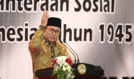 Ketua MPR Zulkifli Hasan menyampaikan sambutan di Simposium Nasional Sistem Pembangunan Nasional untuk Kesejahteraan Sosial di Gedung MPR, Jakarta, Rabu (12/7).