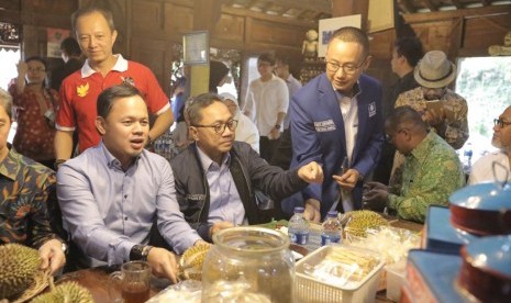 Ketua MPR Zulkifli Hasan menyantap durian bersama masyarakat 'Bogor Bersahabat' (Bobat) dari belasan komunitas lintas etnis di Bogor, Rabu (17/1).