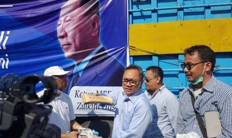 Ketua MPR Zulkifli Hasan menyerahkan bantuan dari MPR untuk korban gempa Palu.