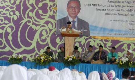 Ketua MPR Zulkifli Hasan pidato di acara sosialisasi empat pilar kebangaaan di Ponpes Darul Ulum Lido, Kabupaten Bogor, Rabu (28/3).