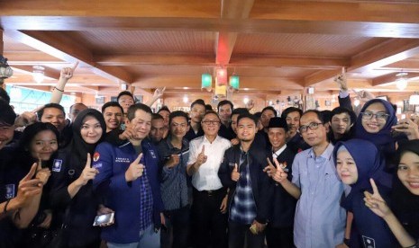 Ketua MPR Zulkifli Hasan Rabu (7/3) bertemu dengan komunitas pegiat media sosial dan aktivis Literasi Jalanan di Palembang. 