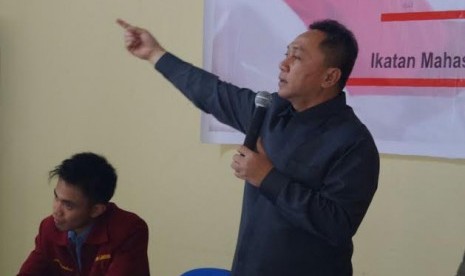 Ketua MPR Zulkifli Hasan saat berbicara di forum silaturahim Dewan Pimpinan Daerah (DPD) Mahasiswa Muhammadiyah, Provinsi Lampung, di Balai Latihan Kesehatan, Dinas Kesehatan Provinsi Lampung di Bandar Lampung, Kamis siang (10/9).