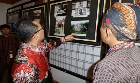  Ketua MPR Zulkifli Hasan saat berziarah ke Makam Bung Karno di Blitar, Senin (1/6).  