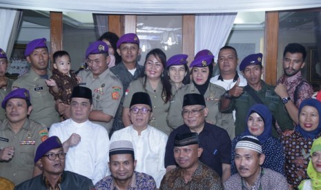 Ketua MPR Zulkifli Hasan saat buka puasa dengan Ikatan Alumni Resimen Mahasiswa Indonesia (IARMI), Jakarta, Senin (28/5).