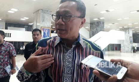 Ketua MPR Zulkifli Hasan saat diwawancarai di Kompleks Parlemen, Senayan, Jakarta pada Selasa (14/11).