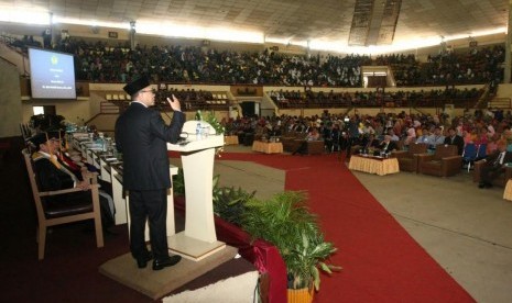 Ketua MPR Zulkifli Hasan saat memberi sambutan dalam Rapat Luar Biasa Senat Universitas Lampung dalam rangka acara Dies Natalis ke-51 Universitas Lampung, Bandar Lampung, Kamis (22/9).