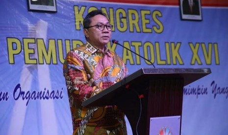 Ketua MPR Zulkifli Hasan saat membuka kongres nasional Pemuda Katolik di Batam, Sabtu (22/8).