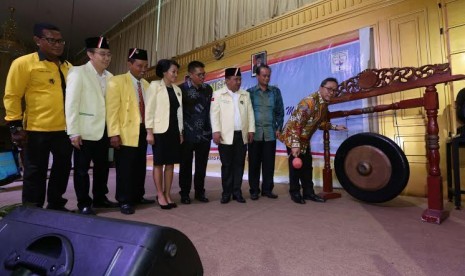 Ketua MPR Zulkifli Hasan saat membuka Kongres Nasional Pemuda Katolik, di Batam, Sabtu (22/8).