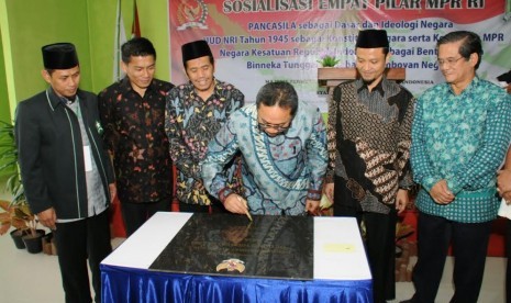 Ketua MPR Zulkifli Hasan saat membuka Musyawarah Nasional VI Syabab Hidayatullah 2016 di Kampus Utama Pondok Pesantren Hidayatullah, di Batam, Selasa (27/12).