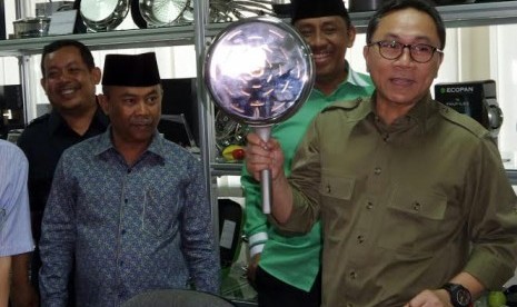 Ketua MPR Zulkifli Hasan saat mengunjungi pelaku usaha di Jawa Timur, Senin (24/8).