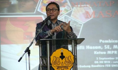 Ketua MPR Zulkifli Hasan saat menyampaikan dialog Kebangsaan dengan tema Menatap Indonesia Masa Depan di Gedung Roediro Fakultas Ekonomi Universitas Jenderal Soedirman (Unsoed) Purwokerto, Kamis (3/9).