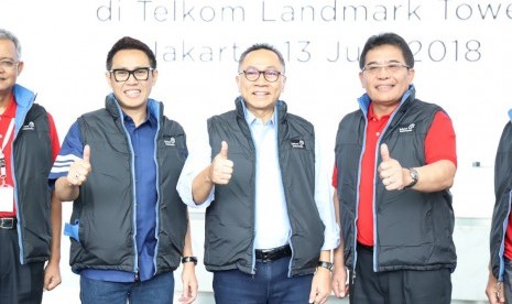 Ketua MPR Zulkifli Hasan (tengah) berkesempatan melihat langsung persiapan layanan mudik dari PT Telkom dan Telkomsel di Kantor Pusat Telkom Tower Jakarta, Rabu (13/6). 