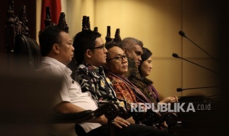 Ketua MPR Zulkifli Hasan (tengah), bersama Hendrik Djauhari Oratmangun sebagai Koordinator sekaligus Pengagas Forum Jong Indonesia (dua kiri), Ketua Badan Pekerja Kongres Pemuda Rachel Tuerah (kanan), Ditjen PMD Kemendagri Prabawa Eka Susanta (kiri), dan p