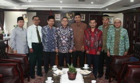 Ketua MPR Zulkifli Hasan (tengah) bersama pimpinan LDK PP Muhammadiyah.