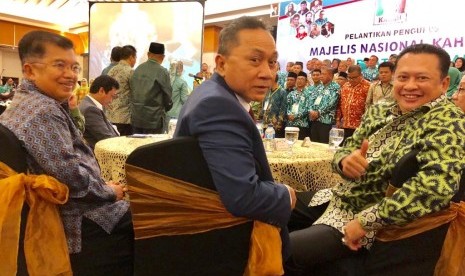 Ketua MPR ZUlkifli Hasan (tengah) bersama sejumlah pejabat menghadiri pelantikan pengurus baru KAHMI.