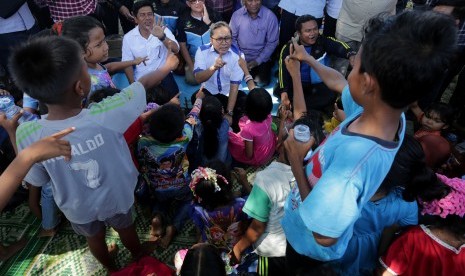 Ketua MPR Zulkifli Hasan (tengah) bertemu anak-anak pengungsi korban gempa 7 Desember 2016 di Desa Meunasah Jurong, Kecamatan Meurah Dua, Pidie Jaya, Aceh, Minggu (18/12). 