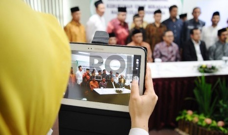 Ketua MPR Zulkifli Hasan (tengah beserta peserta Rakornas Kerukunan Antar Umat Beragama Majelis Ulama Indonesia foto bersama usai pembukaan di Jakarta,Senin (18/5).