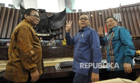 Ketua MPR Zulkifli Hasan (tengah) dan dua Wakil Ketua MPR, EE Mangindaan (kanan) serta Oesman Sapta Odang (kiri) menyaksikan geladi kotor pelantikan Joko Widodo-Jusuf Kalla sebagai presiden dan wakil presiden terpilih di Gedung MPR, Senayan, Jakarta, Jumat