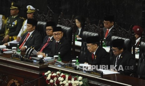 Ketua MPR Zulkifli Hasan (tengah), didampingi para Wakil Ketua MPR Hidayat Nur Wahid, Mahyuddin, EE Mangindaan dan Oesman Sapta (dari kiri) berbicara saat Sidang Tahunan MPR di Kompleks Parlemen, Senayan, Jakarta, Selasa (16/8).