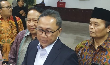 Ketua MPR Zulkifli Hasan  (tengah) didampingi wakil ketua MPR E.E Mangindaan (kiri) dan Hidayat Nur Wahid  memberikan keterangan kepada media di Kompleks Parlemen, Senayan, Jakarta, Rabu (24/7).