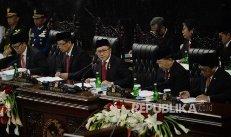  Ketua MPR Zulkifli Hasan (tengah) memimpin Sidang Tahunan MPR Tahun 2017 di Kompleks Parlemen, Senayan, Jakarta, Rabu (16/8). 