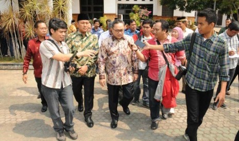 Ketua MPR, Zulkifli Hasan (tengah), menjawab pertanyaan wartawan saat melakukan kunjungan kerja ke Lampung Tengah, Lampung, Ahad (1/11). 