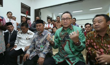   Ketua MPR Zulkifli memberi bantuan untuk pengungsi Rohingya, dengan acara membeli batu akik (batu mulia) lewat lelang yang diselenggarakan oleh panitia seminar dan mubes IKAFHUMA di Banda Aceh, Rabu (27/5). 