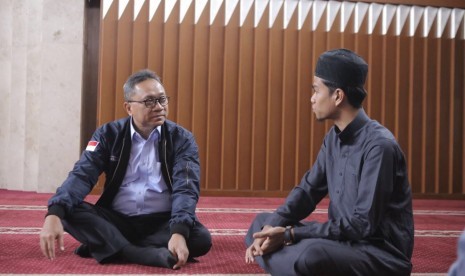  Ketua MPR Zulkiflk Hasan menyambangi Masjid Al Latief bertemu dai muda yang juga Imam Masjid Salman ITB Muzammil Hasballah.