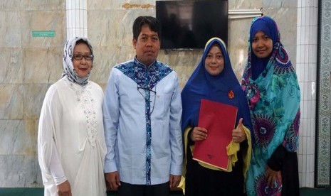 Ketua MT Al-Ikhlas Nevita (kedua dari kanan), Presiden Direktur Sekolah Bosowa Bina Insani Dr Sutrisno Muslimin MSi (kedua dari kiri) dan Penasehat MT Al-Ikhlas Dedeh Soeria Atmadja (kiri).