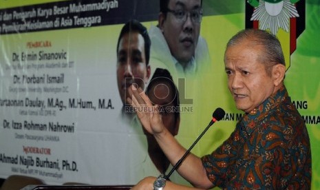 Ketua Muhammadiyah Anwar Abbas memberikan sambutannya pada acara seminar internasional bertajuk “Globalisasi dan Pengaruh Karya Besar Muhammadiyah dalam Pemikiran Keislaman di Asia Tenggara” , Rabu (2/12) di Jakarta. 