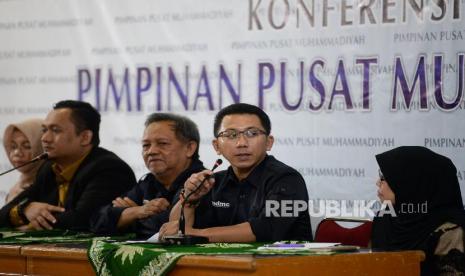 Ketua Muhammadiyah Covid-19 Command Center dr Corona Rintawan, SpEM (kedua kanan)