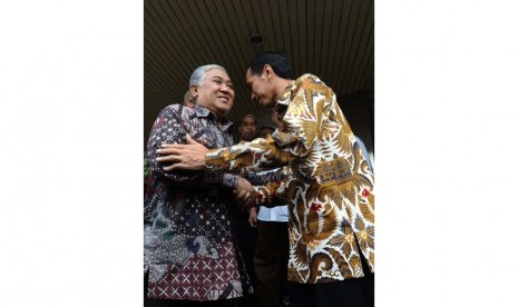 Ketua Muhammadiyah Din Syamsudin (kiri) bersama Gub DKI Jakarta Joko Widodo berjabat tangan usai melakukan pertemuan tertutup di Kantor PP Muhammadiyah, Jakarta, Kamis (20/3). (Republika/Tahta Aidilla)