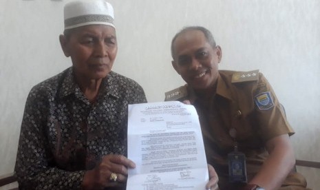 Ketua MUI Bandung Wetan, Udja Surdja dan Camat Bandung Wetan, Hilda memberikan penjelasan soal Fatwa MUI Kota Bandung tentang penggunaan masjid di Kota Bandung, Senin (20/1).