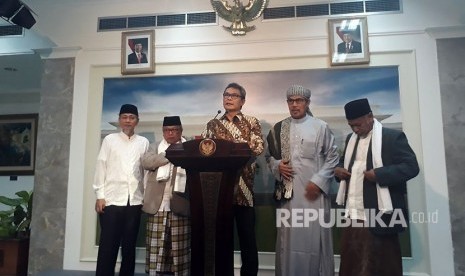 Ketua MUI Banten Am Romly beserta sejumlah ulama lain melakukan pertemuan dengan Presiden Jokowi di Istana Negara, Rabu (21/3).