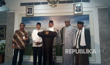 Ketua MUI Banten Am Romly beserta sejumlah ulama lain melakukan pertemuan dengan Presiden Jokowi di Istana Negara, Rabu (21/3).