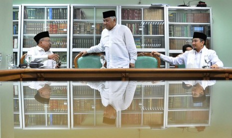 Ketua MUI Bid Luar Negeri Muhyidin Junaedi, Ketua MUI Din Syamsuddin dan Wakil Ketua Panitia Yusuf Mansur berbincang saat akan konfrensi pers di kantor MUI, jakarta, Selasa (21/10).