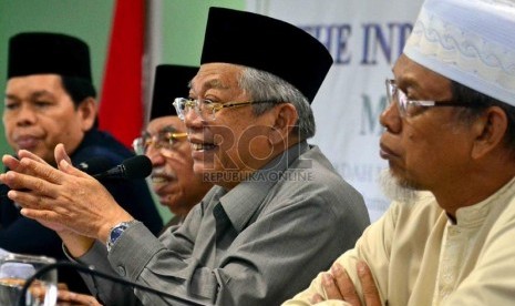  Ketua MUI Bidang Fatwa, KH. Ma'ruf Amin (kedua kanan) didampingi jajaran pengurus MUI menyampaikan keterangan pers terkait  