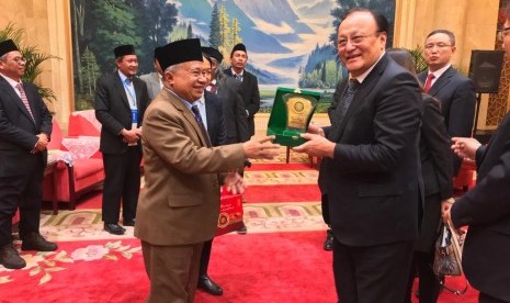 Ketua MUI bidang hubungan luar negeri Muhidin Junaidi dan Gubernur Xinjiang Shorat Zakir