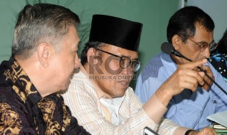 Ketua MUI bidang Kerukunan Umat Beragama Yusnar Yusuf (tengah) bersama dengan perwakilan Majelis Agama Indonesia, Suhadi Sendjaja dari Walubi (kiri) Dharmasilan dari PHDI, memberikan pernyataan bersama tentang pilkada serentak tahun 2015, di Jakarta, Jum’a