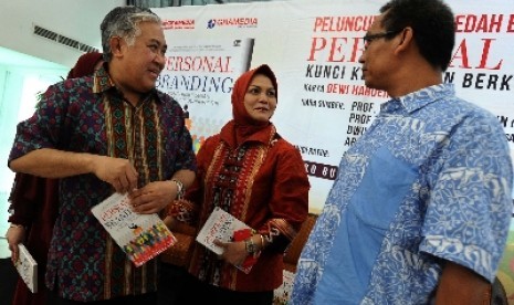 Ketua MUI Din Syamsuddin (kiri), penulis Dewi Haroen (tengah), akademisi Hamdi Muluk (kanan) berbincang saat bedah dan peluncuran buku 