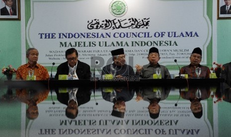 Ketua MUI Din syamsuddin (tengah) berbicara dalam konfrensi pers di kantor Majelis Ulama Indonesia (MUI),Jakarta, Kamis (8/1). 