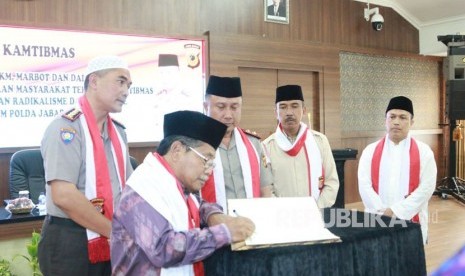 Ketua MUI Jabar, Dr KH Rachmat Syafe'i, menandatangani deklarasi disaksikan Kapolda Jabar Irjen Pol Drs Agung Budi Maryoto.