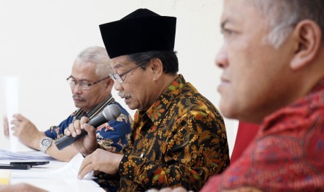 Ketua MUI Jabar Rachmat Syafei (tengah), MUI Jabar mengimbau masyarakat tak mudah terpengaruh aliran sempalan. 