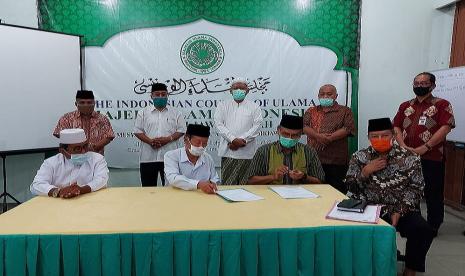 Ketua MUI Jawa Tengah bersama bersama Komisi Fatwa MUI Jawa Tengah menyiapkan Tausiyah MUI Jawa Tengah hasil pembahasan bersama, di kompleks Masjid Baiturrahman, Simpanglima, Semarang, Selasa (21/4). Majelis Ulama Indonesia (MUI) Jawa Tengah, mengeluarkan Panduan Ibadah Bulan Suci Ramadhan 1441 Hijriyah di tengah- tengah situasi pandemi Covid-19.