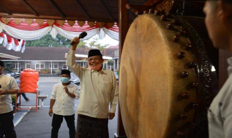 Ketua MUI Kabupaten Banyumas KH Drs Taefur Arofat M.Pd.I menabuh bedug dalam rangka menyambut awal tahun baru Hijriah, Jumat (29/7/22). 