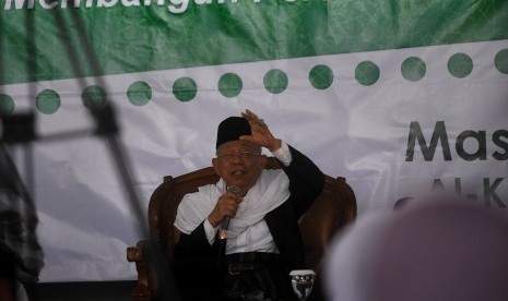 Ketua MUI KH Ma'ruf Amin berpidato di Ponpes Alkhariyah saat tabligh akbar, di Citangkil, Cilegon, Banten, Jumat (7/4). 