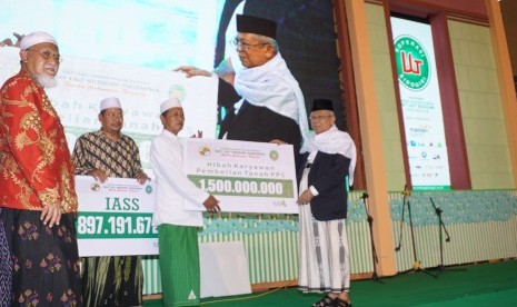 Ketua MUI KH Ma'ruf Amin (kanan) hadir di acara RAT BMT Sidogiri tahun 2017 di Pasuruan, Jawa Timur, Ahad (18/2).